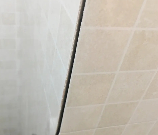 科尔沁右翼中瓷砖空鼓维修公司分享阳台瓷砖脱落的修复过程可以分为以下几个步骤