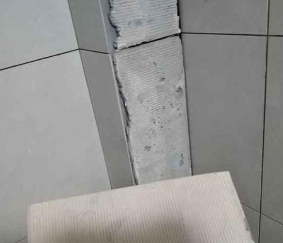 科尔沁右翼中瓷砖空鼓维修公司分享下厨房瓷砖脱落的补救措施。